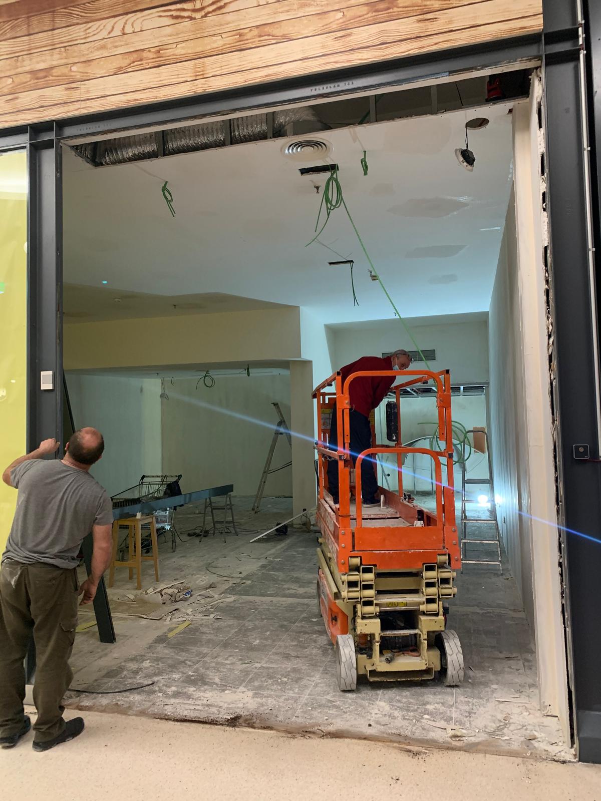 Loja em pleno trabalho de construção com plataforma elevatória