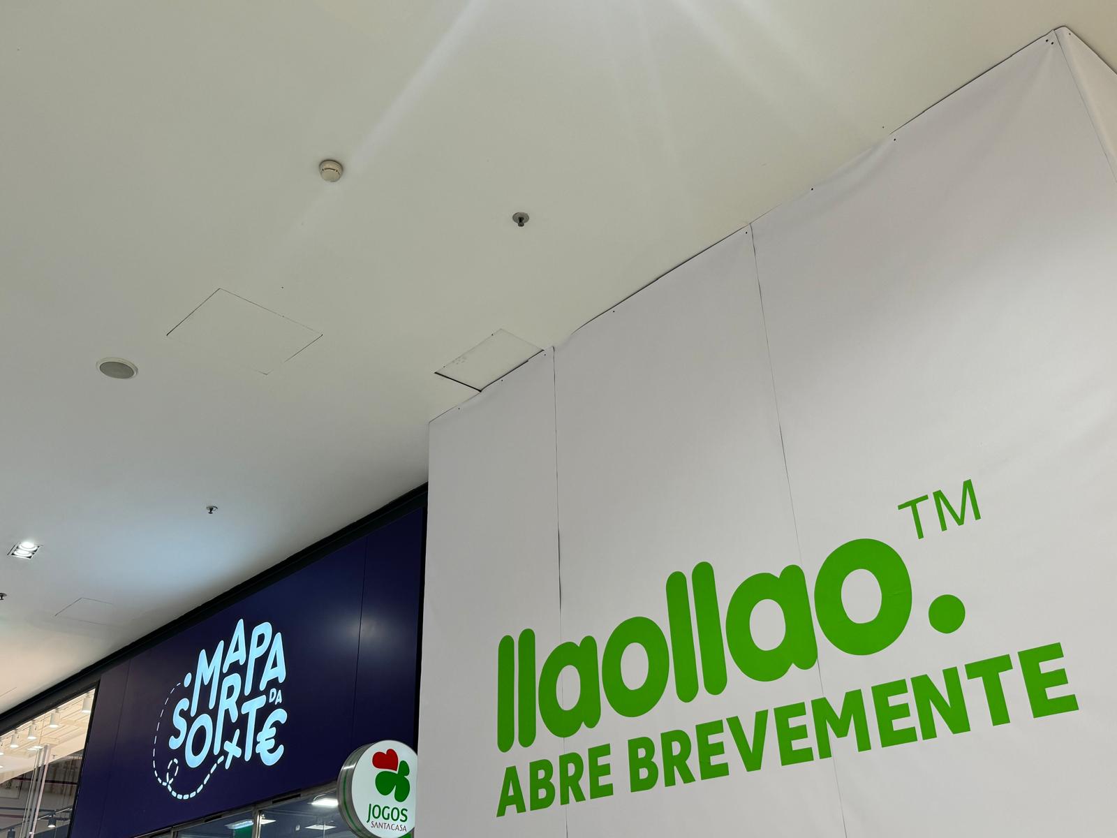 Loja llaollao com sinalética 'abre brevemente'