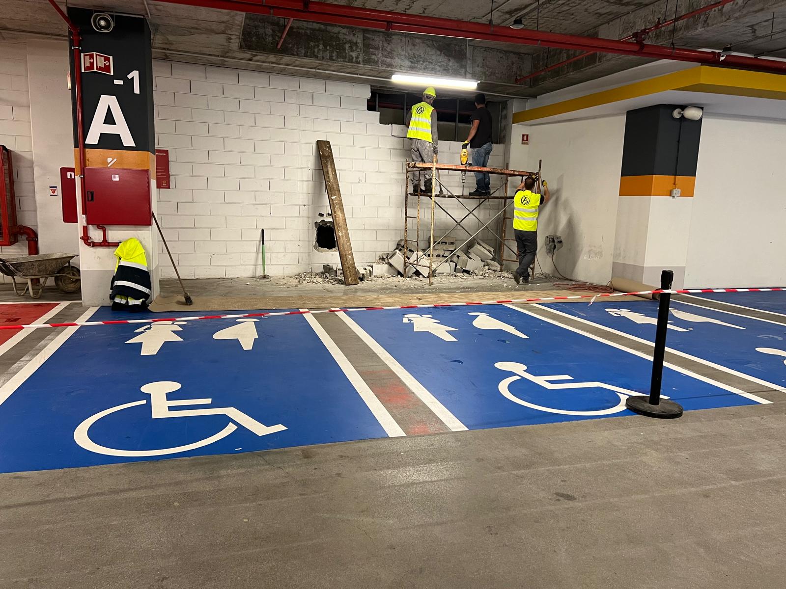 Renovação de parking com pintores em trabalho